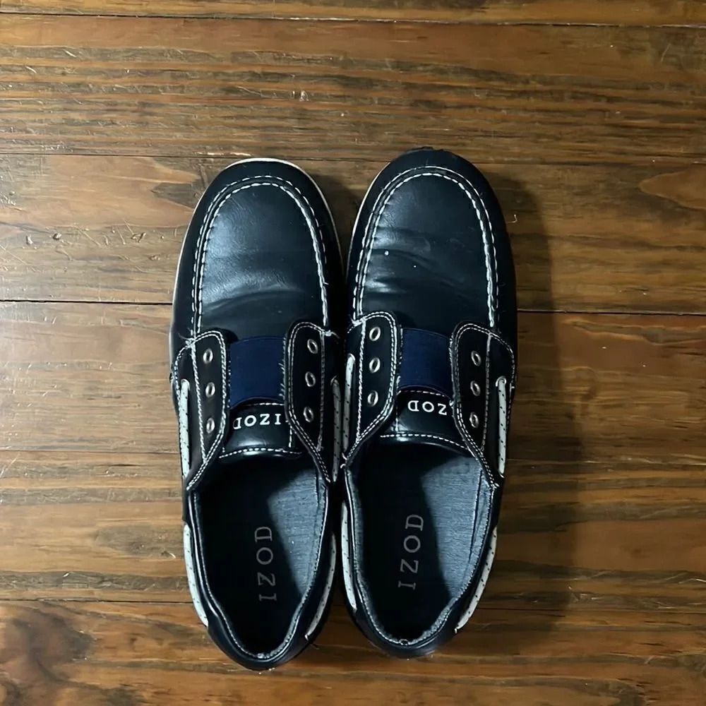 Izod boys slip on boat shoes. Size 5